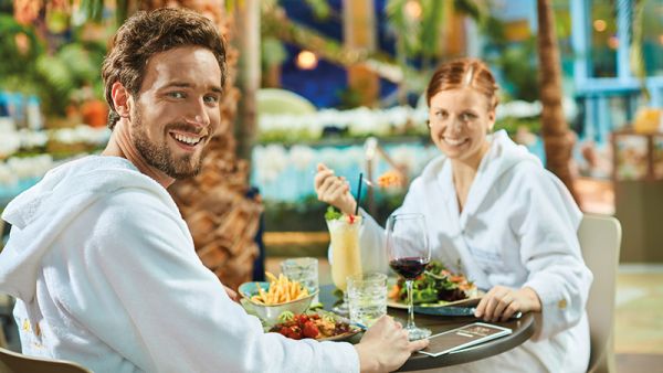 Pärchen isst gemeinsam im Restaurant 