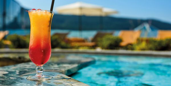 Cocktail an der Außen-Poolbar in der Wellnesswelt Palais Vital