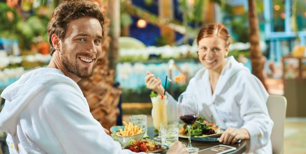 Pärchen genießt ein Essen im Restaurant