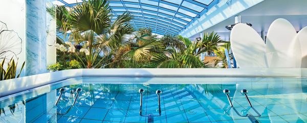 Schwebe-Pool in der Wellness-& Saunawelt Palais Vital