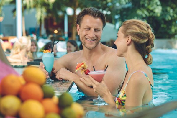 Mann und Frau an der Poolbar Poolbar
