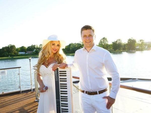 Gesangsduo am Klavier Verena und Benedikt