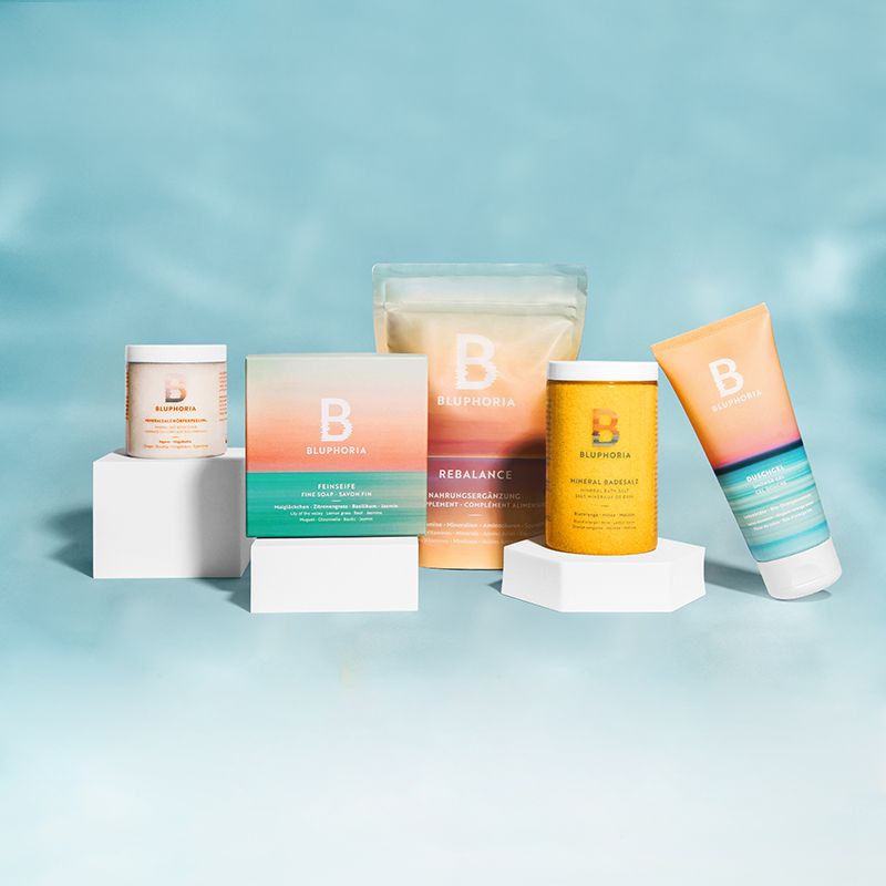 BLUPHORIA produits produits bluphoria alignés sur fond bleu