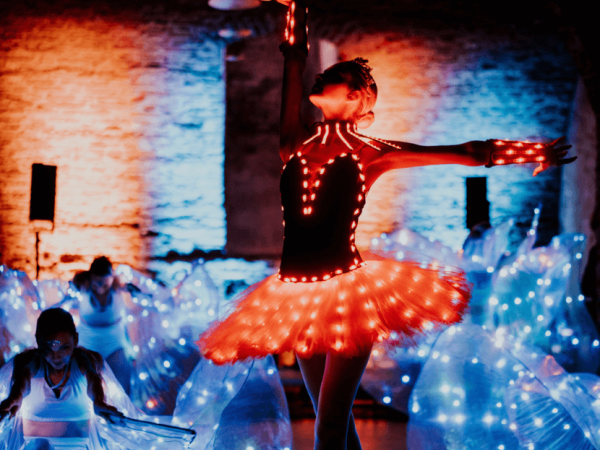 LED-Show Frau mit LED-Kleid