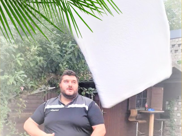 Gastaufgießer Jan Norwig Mann zeigt Sauna-Show