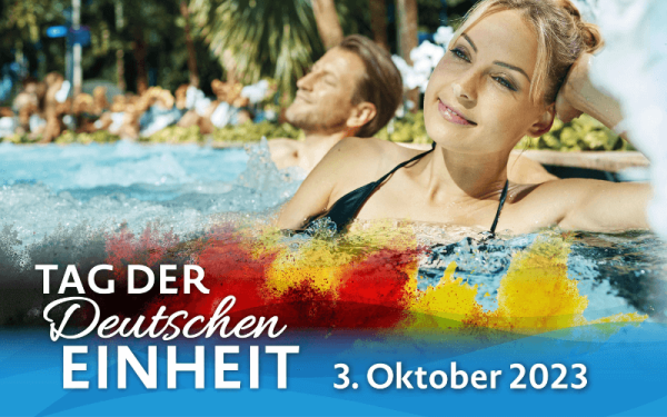 Frau entspannt im Pool