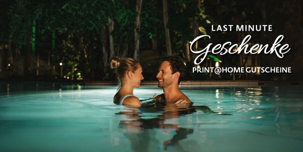 Ein Mann und eine Frau liegen in einer Muschel im Badeparadies Schwarzwald, Aufschrift "Gemeinsame Zeit schenken"