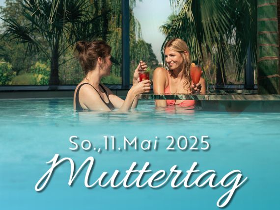 Frau im Wasser Muttertag im Badeparadies