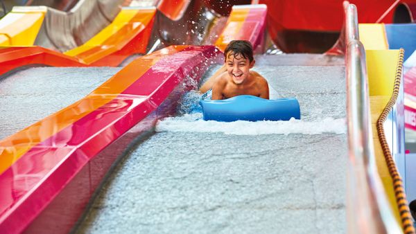 Kind auf der Wasserrutsche Galaxy Racer