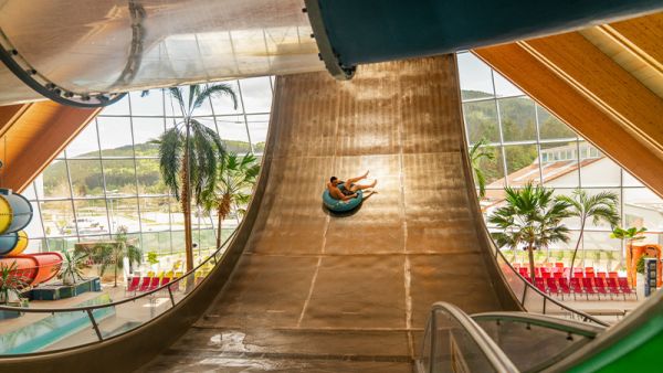 Spaß für Jung and Alt im Galaxy Schwarzwald Person mit Rutschreifen auf der Moster Halfpipe Wasserrutsche im Galaxy Schwarzwald