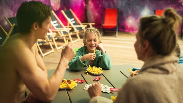 Galaxy Garden Gemeinsame Familienzeit im Galaxy Schwarzwald Kind ist Pommes im Familien-Restaurant des Galaxy Schwarzwald