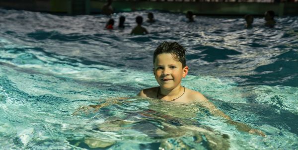 Kind schwimmt im Wellenbecken Galaxy Schwarzwald 