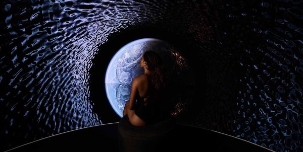 Eine Frau meditiert im Immersive Horizon der Thermen & Badewelt Sinsheim