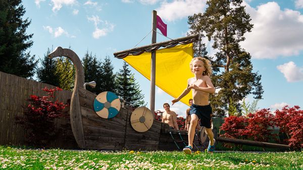 Junge rennt auf der Wiese im Aussenbereich Galaxy Garden im Badeparadies Schwarzwald