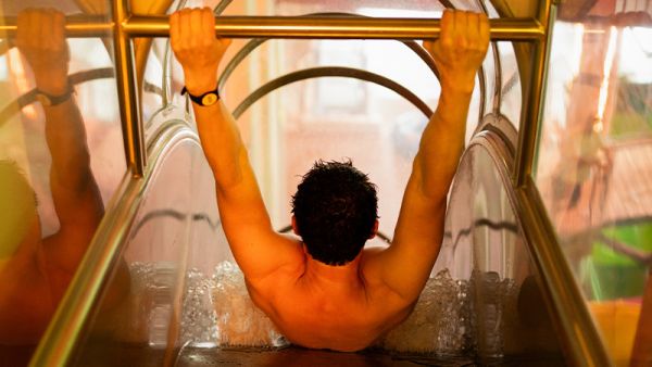 Person am Start einer steilen freier Fall Rutsche