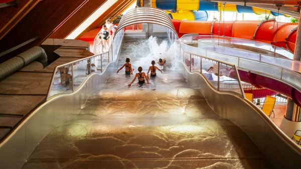 Vier Kider auf einer Breitwellen-Wasserrutsche 