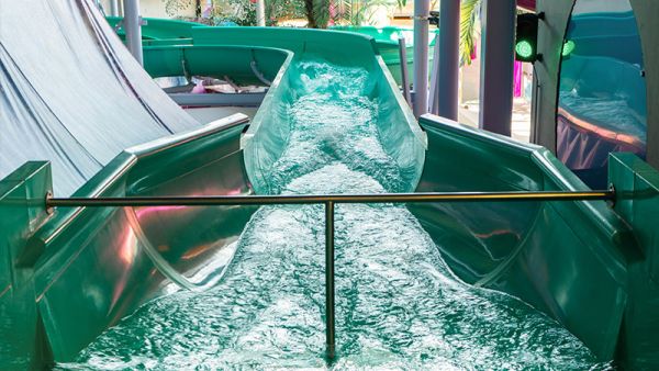 Breite Wildwasserrutsche mit hohem Wasserpegel