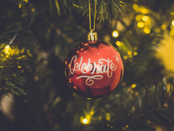 Weihnachtskugel Weihnachtskugel mit Aufschrift an einem Weihnachtsbaum