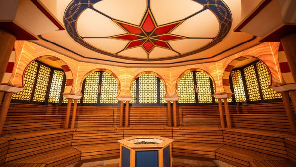 Saunagang in der Alhambra Sauna im Palais Vital Paar beim Saunagang in der Alhambra Sauna im Palais Vital