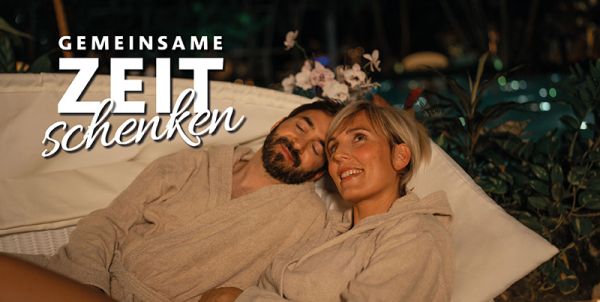 Ein Mann und eine Frau liegen in einer Muschel in der Therme Euskirchen, Aufschrift "Gemeinsame Zeit schenken"