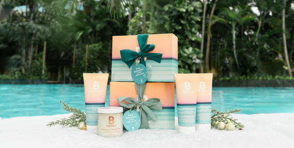 Bluphoria Geschenkboxen mit Produkten vor einem Spa-Hintergrund