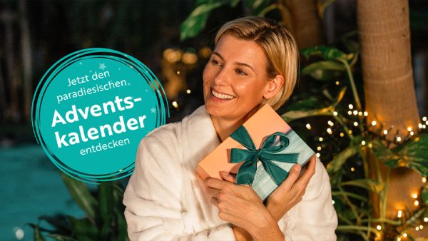 Frau im Bademantel hält ein Geschenk. Aufschrift mit "jetzt den paradisischen Adventskalender entdecken"