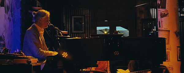 Musiker am Piano in dunklem Licht