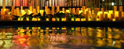 Kerzen mit Reflektion im Wasser