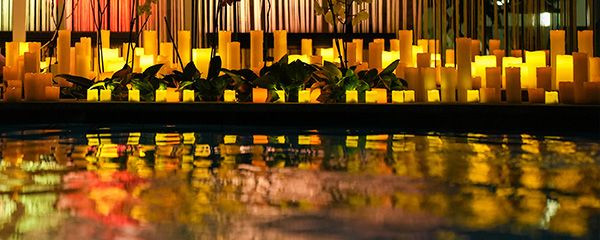 Kerzen mit Reflektion im Wasser