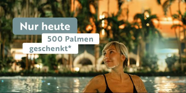 Frau schwimmt im Wasser und neben ihr ist ein Störer mit der Aufschrift "Nur heute 500 Palmen geschenkt"