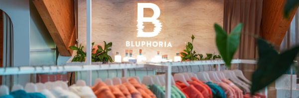 Video-Teaserbild mit einem modern gestalteten Verkaufsladen