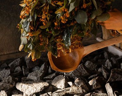 Detailaufnahme einer hölzernen Sanduhr