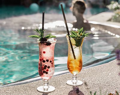 Cocktail an einer Poolbar in einem Außenpool