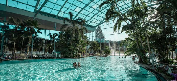 Magazinseiten und im Hintergrund die blaue Lagune