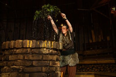 Eine Frau macht einen Aufguss mit Birkenzweigen