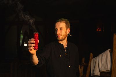 Ein Mann macht eine Räucherzeremonie in der Therme Euskirchen