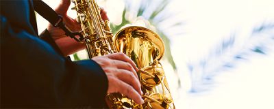 Nahaufnahme mit Händen die ein Saxophon halten