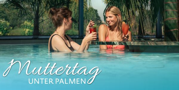 Zwei Frauen an der Poolbar im Wasser, Muttertag unter Palmen