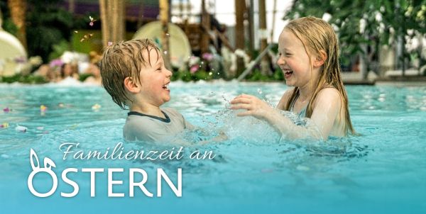 Familenzeit Ostern, zwei Kinder spielen im Wasser