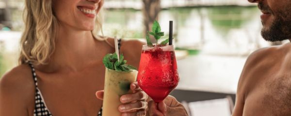 Eine Gruppe Frauen trinken Cocktails im Whirpool