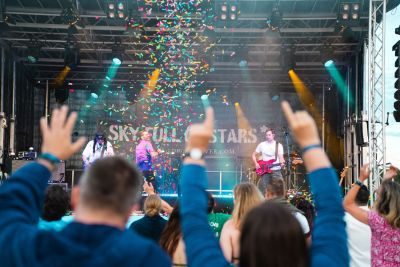 Große Bühne mit Musikern und Publikum