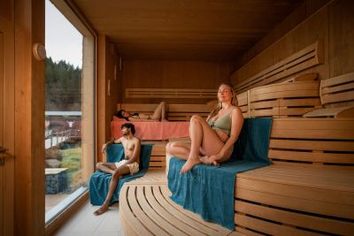 Drei Personen entspannen in der Textilsauna Natura in der Palmenoase