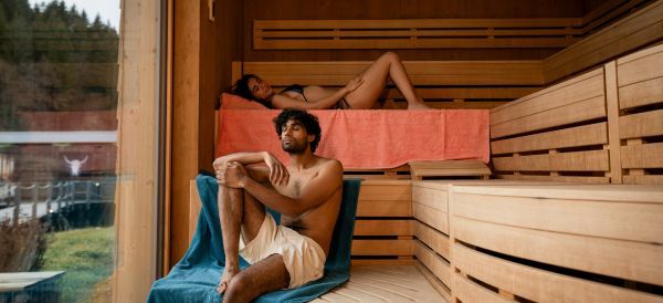 Mann und Frau saunieren in der Textilsauna Natura.