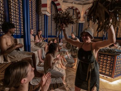 Menschenmenge in einem Aufguss beim Herbarium