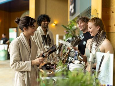 Pärchen an einem Expostand im Herbarium. 