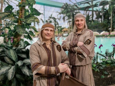 Zwei Gastaufgießer stehen vor der Lagune in der Palmenoase