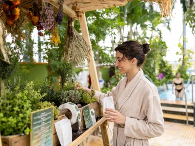 Frau an einem Kräuterstand in der Palmenoase