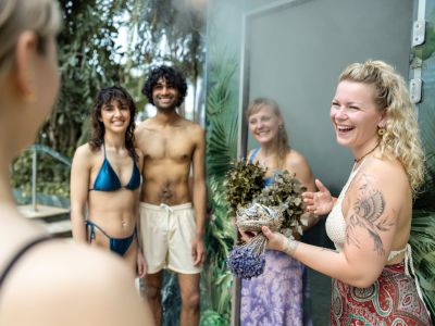 Pärchen trifft Gastaufgießerin vor dem Dampfbad.