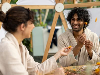 Pärchen an einem Bastelstand im Herbarium. 