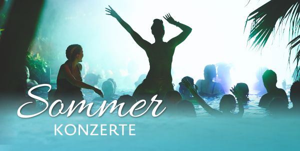 einige Personen im Pool winken mit den Händen